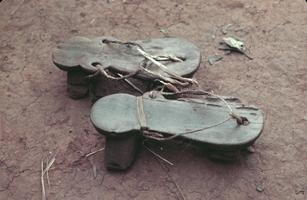 トレカビと呼ばれる一枚板の下駄。雨季に使われる。